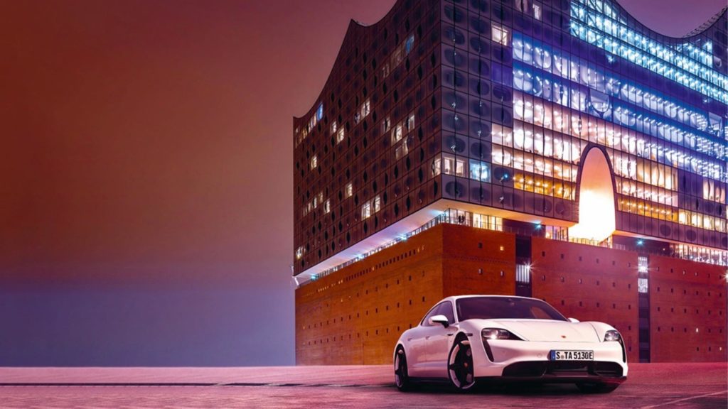 Porsche Taycan an der Elbphilharmonie